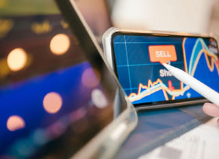 Handelaar die Bitcoin-, Ethereum- en forex-opties op meerdere markten analyseert